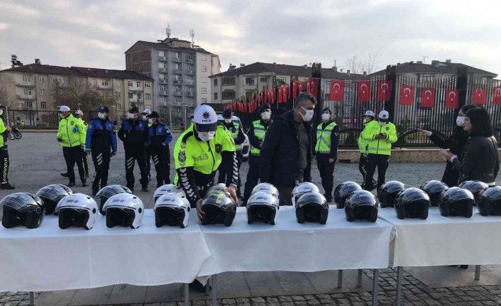 Elazığ’da motosiklet sürücülerine kask dağıtıldı