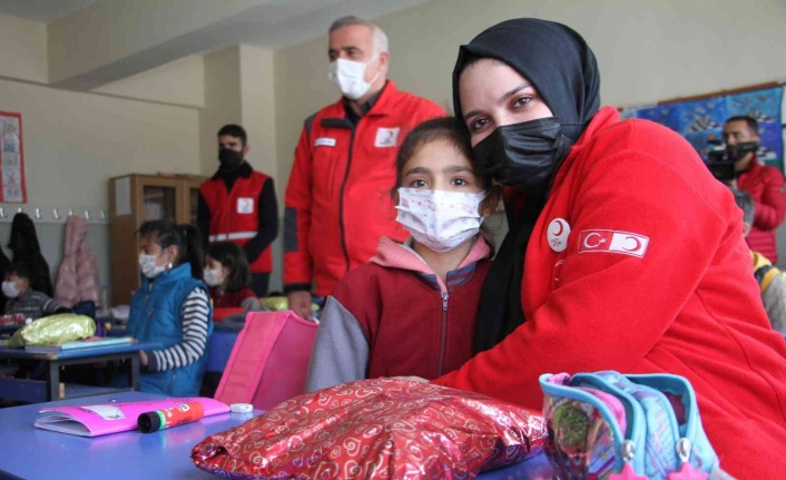 Türk Kızılayı’ndan 10 bin öğrenciye atkı bere takımı