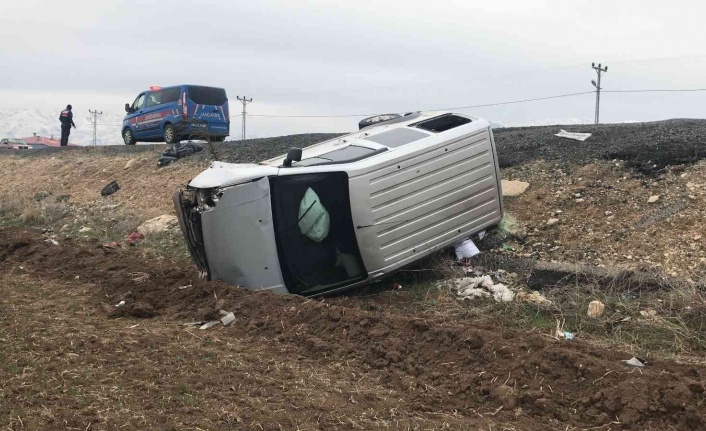 Elazığ’da hafif ticari araç şarampole yuvarlandı: 4 yaralı