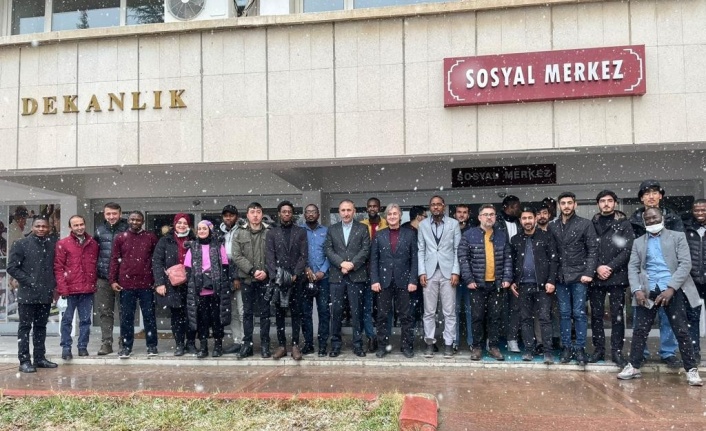 Rektörü Göktaş, yabancı uyruklu öğrencilerle bir araya geldi