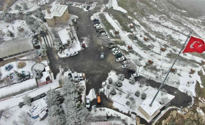 Yılın ilk karının yağdığı Harput’tan kartpostallık görüntülüler